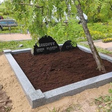 Graniidist hauapiire - Hauapiirded ja Hauakivid