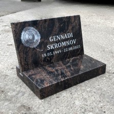 Hauaplaat koos graniidist alusega | Mahla 64, Männikul, Tallinnas